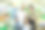 一个年轻的家庭和一个儿子和女儿在超市里。图片下载
