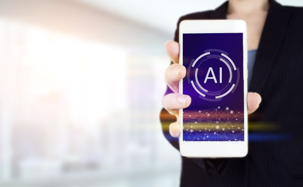 全球数据库和人工智能。手握白色智能手机数字全息图人工智能标志在光线模糊的背景。图片下载
