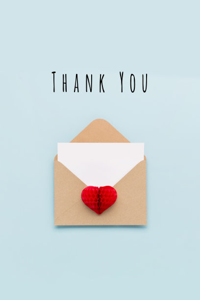 感谢或感谢贺卡与空信封和红纸心形在淡蓝色背景，俯视图图片下载