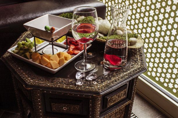 桌上的水果和水的照片。图片下载