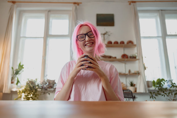 积极的女工匠在车间拥有陶瓷图片下载