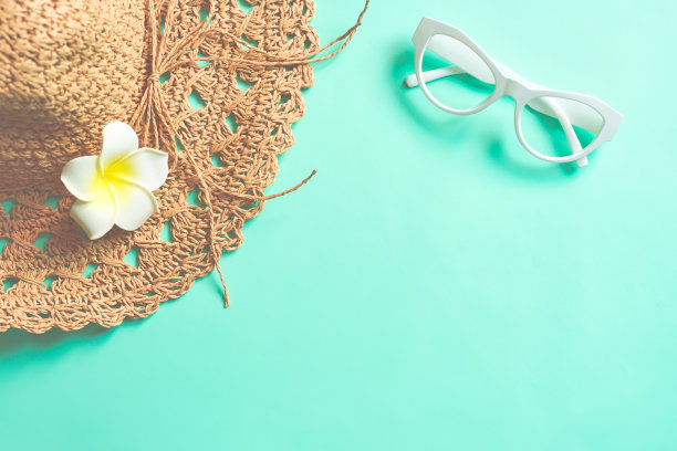 沙滩夏日旅游平铺太阳镜和女式帽子，顶视图旅游旅行者或度假概念。图片下载