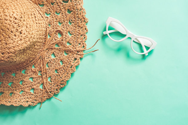 沙滩夏日旅游平铺太阳镜和女式帽子，顶视图旅游旅行者或度假概念。图片下载