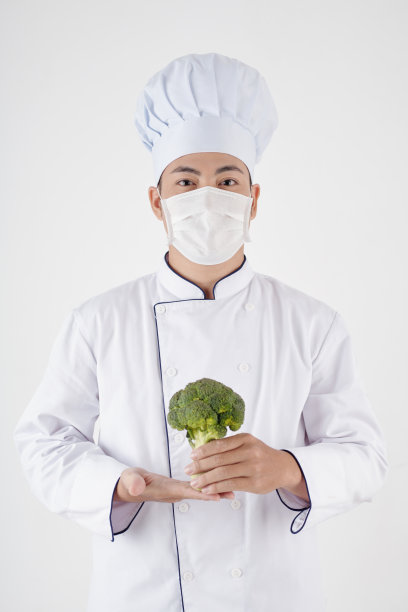 自信的厨师拿着西兰花图片下载