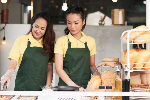妇女在移动厨房做饭图片下载