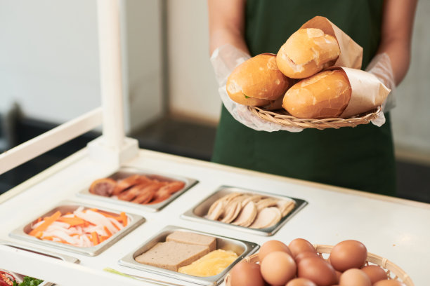 女人在给一盘三明治图片下载