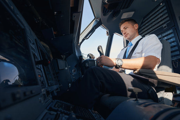 第二飞行员操作飞机与控制轮图片下载