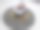 带巧克力糖衣和问号蜡烛的巧克力生日蛋糕。图片下载
