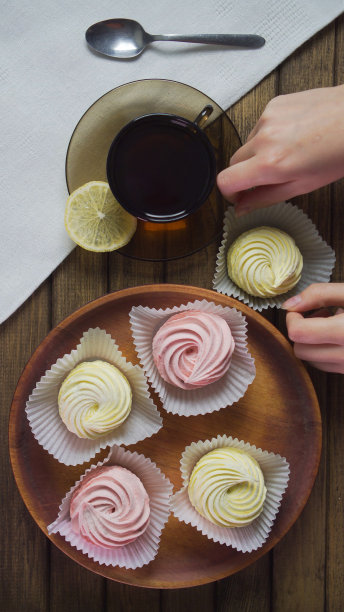 精美的蛋白霜放在木桌上。图片下载