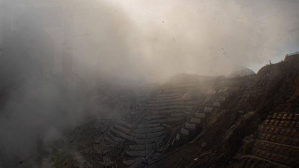 日本火山谷中被硫磺烟雾覆盖的鸡蛋生产工厂。图片下载