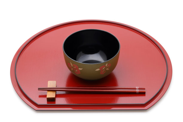 酱汤碗和筷子放在托盘上图片下载