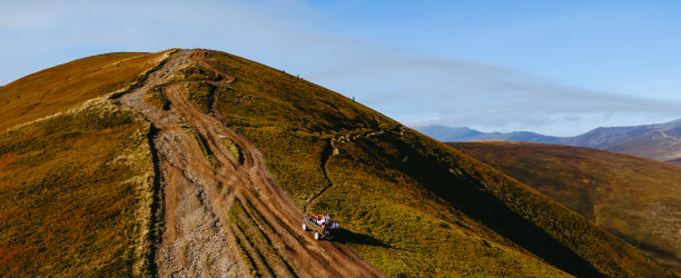 鸟瞰图越野车公路旅行爬上山的山图片下载