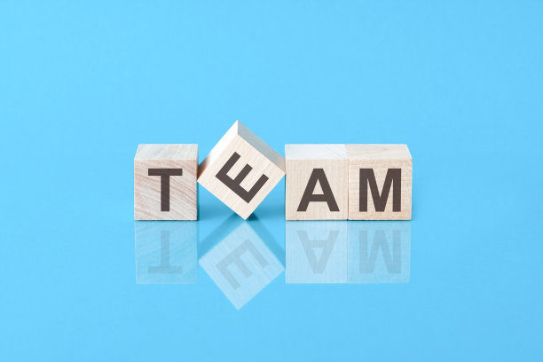 团队字从木块与字母，前面的看法在蓝色的背景图片下载