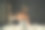 后视图迷人的金发女人坐在按摩台后，在一个黑暗的房间芳香的蜡烛包围。按摩后放松的女人。图片下载