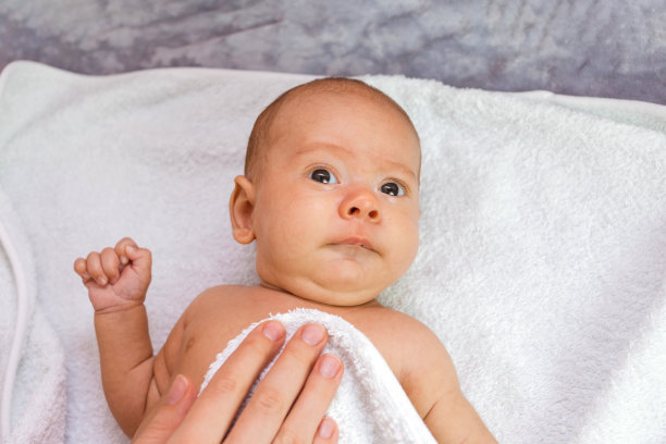 母亲洗完澡后用白毛巾给婴儿擦干图片下载