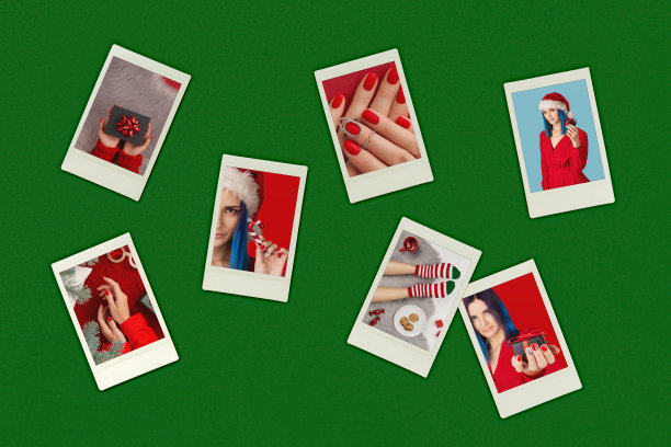 绿色桌子上的女人的圣诞照片。胶片相机的即时照片图片下载