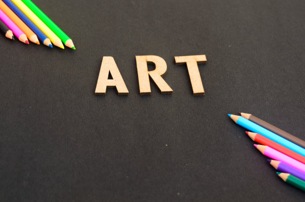 艺术设计背景与彩色铅笔和印刷字体。教育插图为理想的海报，网页，封面，广告，问候，卡片，社会媒体，推广。图片下载