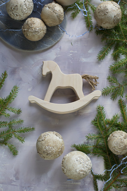 老式木制木马在圣诞节，新年的背景图片下载