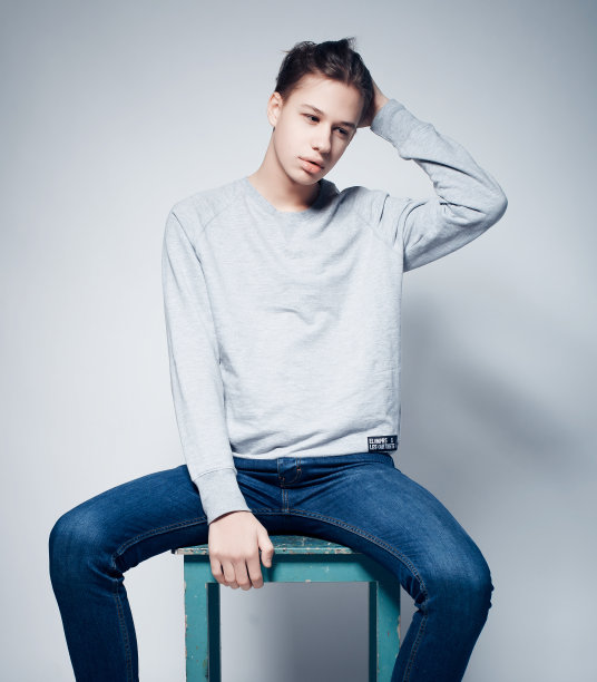 生活方式，时尚和人的概念-肖像的严肃的十几岁的男孩图片下载