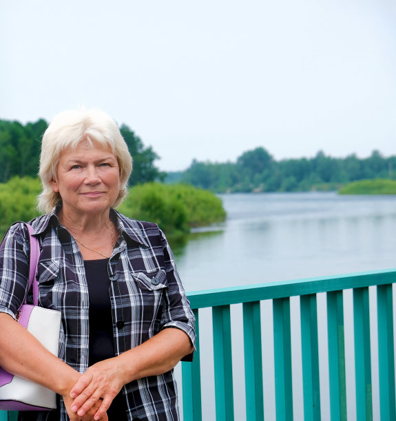 美丽的微笑金发妇女的肖像。在城市外散步放松图片下载