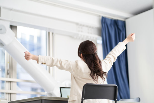 亚洲女商人厌倦了工作图片下载