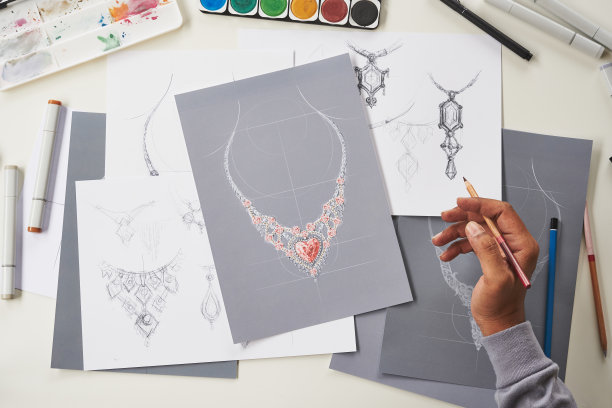 设计师设计钻石首饰图纸sketchesÂ制作worksÂ工艺独特的手工奢华项链产品创意。图片下载