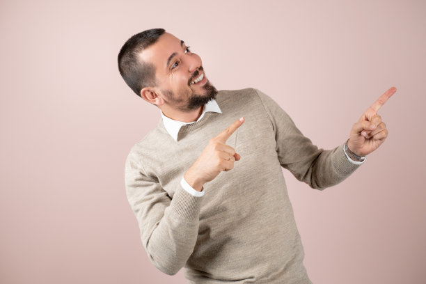 一个年轻的商人用手做了一个化妆的手势图片下载