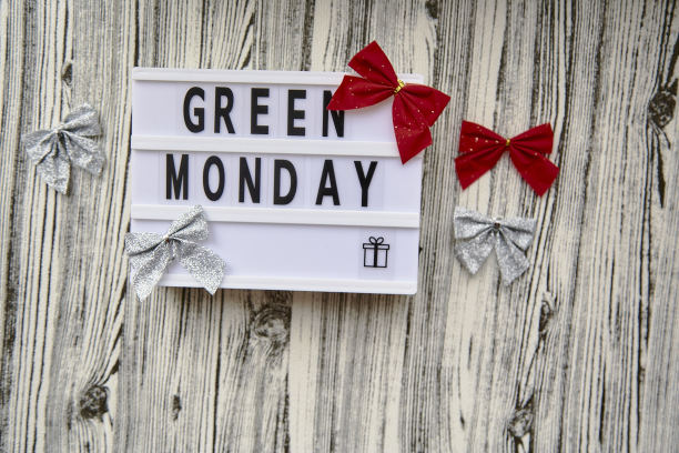 灯箱与绿色星期一文本，手工礼品盒，圣诞节节日装饰。网上购物的概念。从上面的观点图片下载