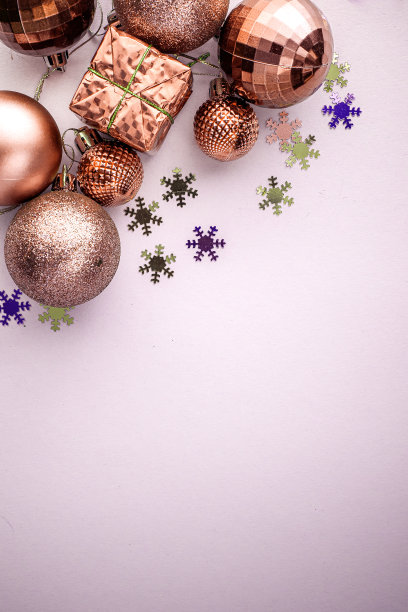 圣诞假期构图，顶视图金青铜红色熔岩圣诞装饰在白色蓝色的背景与文本的复制空间。平的。冬天,明信片模板图片下载