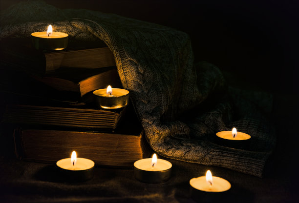 燃烧的蜡烛和温暖的针织冬毯图片下载