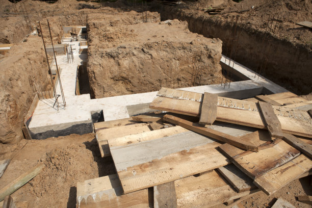 建筑工地上杂乱散落的木板图片下载