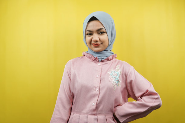 开朗美丽的年轻穆斯林女性，自信，孤立图片下载