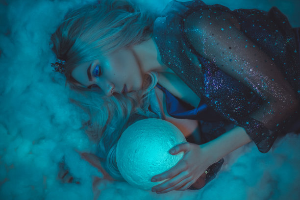 在繁星点点的夜空中扮演月亮。艺术照片图片下载