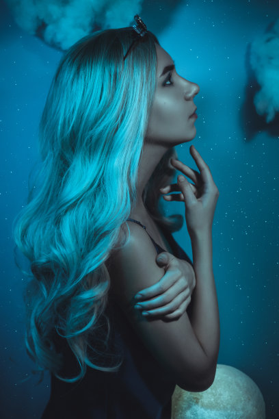 在繁星点点的夜空中扮演月亮。艺术照片图片下载