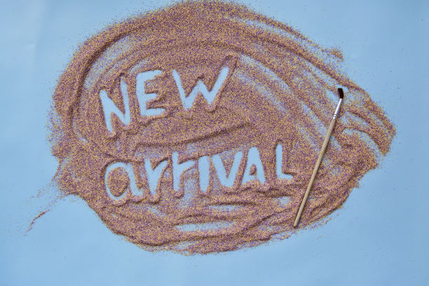 新到的人用油漆刷在沙子形状的叶子上手写了折扣概念。从以上观点。彩色的沙子。创意春季销售理念图片下载