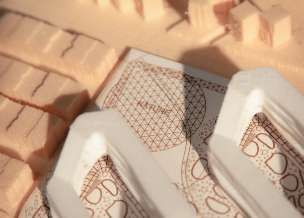 城市自然地带建筑物理模型:用3d打印机制作的三个白色塑料住宅街区和用CNC机器制作的泡沫周围建筑图片下载