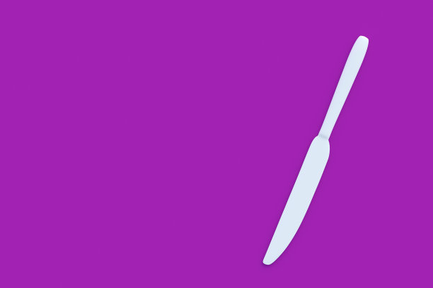 白色刀在紫罗兰色背景上。前视图。副本的空间。三维渲染图片下载