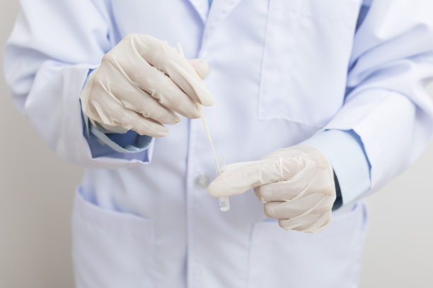 医生将分泌物样本用提取管放入SARS CoV-2快速抗原检测试剂盒(ATK)中。图片下载