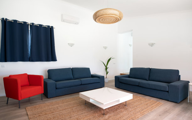 白色墙壁的现代客厅图片下载