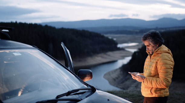 工作日，带着笔记本电脑上网。远离这一切。图片下载