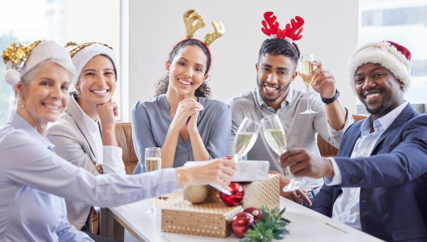 一群商人在他们的办公室圣诞派对上一起庆祝图片下载