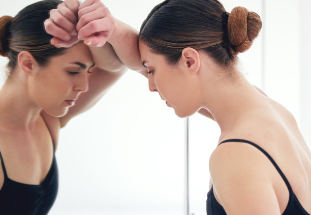 一个年轻的芭蕾舞演员在排练期间休息的工作室拍摄图片下载