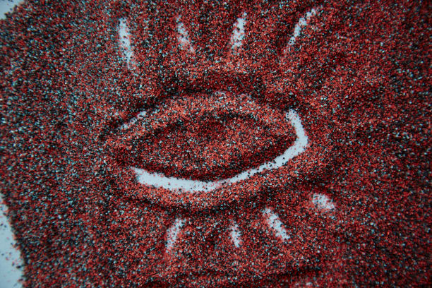 在彩色沙子上画眼睛图片下载