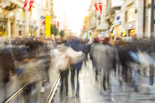 人群在模糊的街道上明亮的镜头闪光图片下载