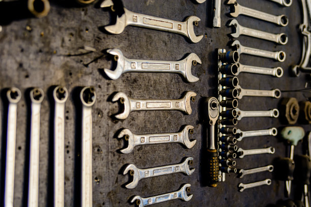 在汽车修理店扳手的观点。图片下载