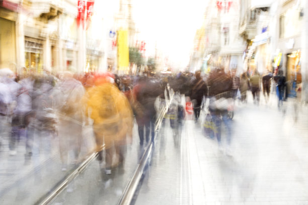 人群在模糊的街道上明亮的镜头闪光图片下载