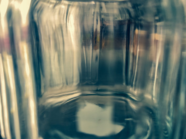 透过空花瓶看。图片下载