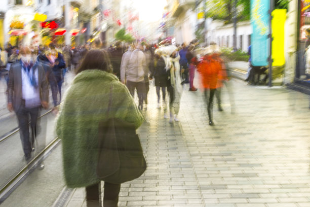 人群在模糊的街道上明亮的镜头闪光图片下载