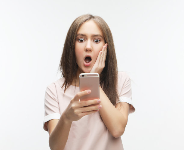 快乐微笑的年轻女子穿着自拍与智能手机图片下载