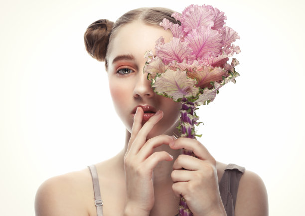 有着完美妆容和粉红色花朵的模特图片下载